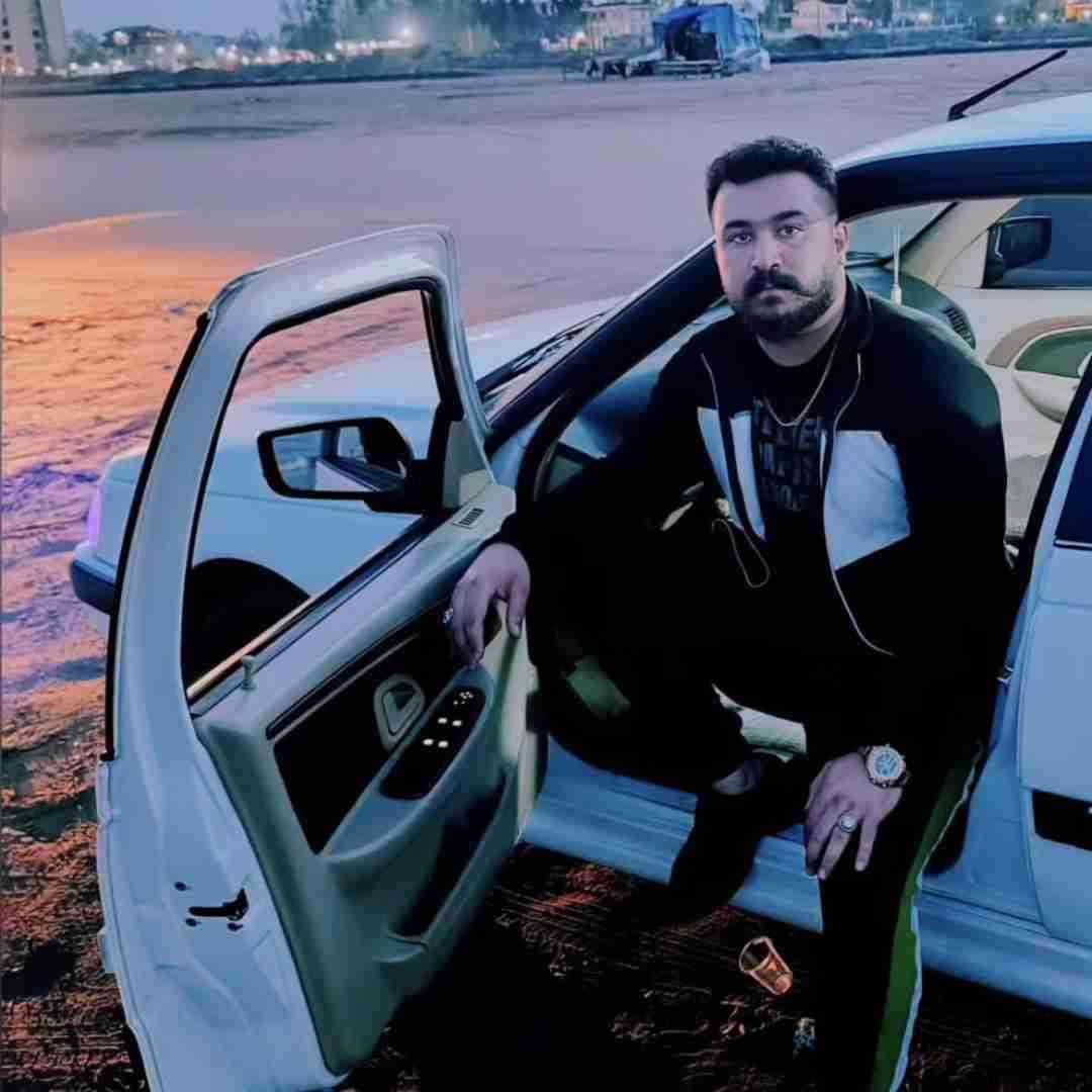 دانلود آهنگ سلامتی روزی که سیاه بشه گوشه عکسم از رضا کرمی تارا